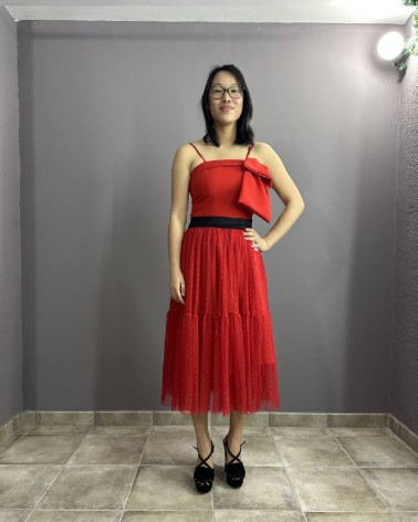 Falda roja midi de tul con cinturilla negra