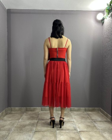 Falda roja midi de tul con cinturilla negra