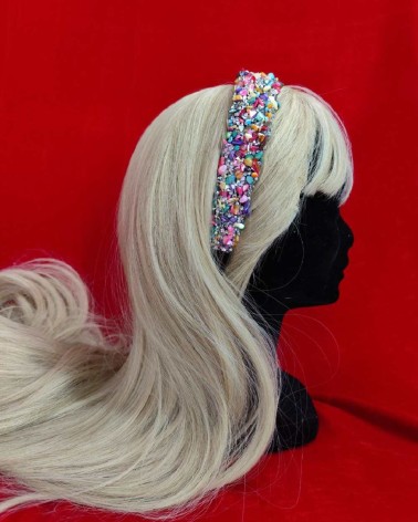 Diadema con piedras multicolores y brillos plateados