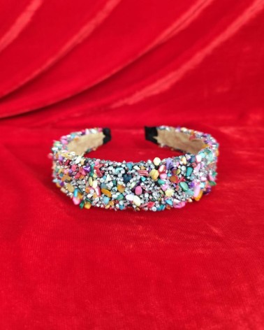 Diadema con piedras multicolores y brillos plateados