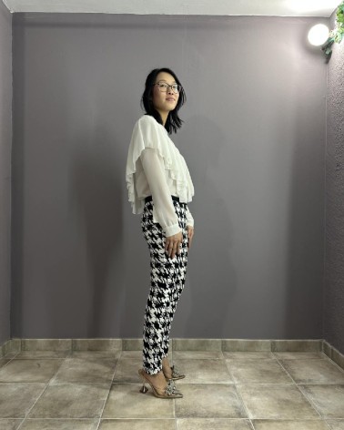 Pantalón largo pitillo blanco con estampado pata de gallo