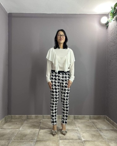 Pantalón largo pitillo blanco con estampado pata de gallo