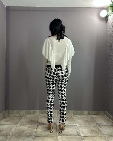 Pantalón largo pitillo blanco con estampado pata de gallo