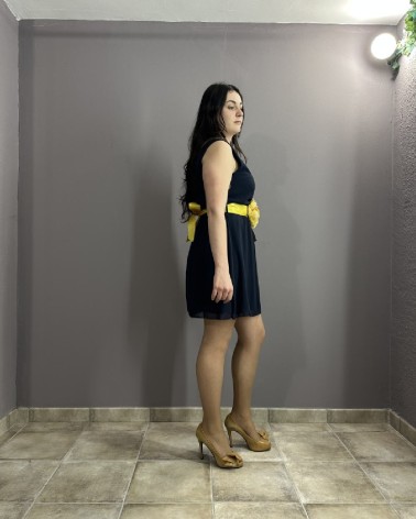 Vestido corto azul marino cruzado con escote en pico