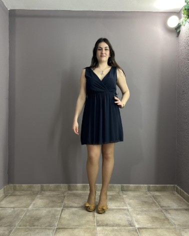 Vestido corto azul marino cruzado con escote en pico