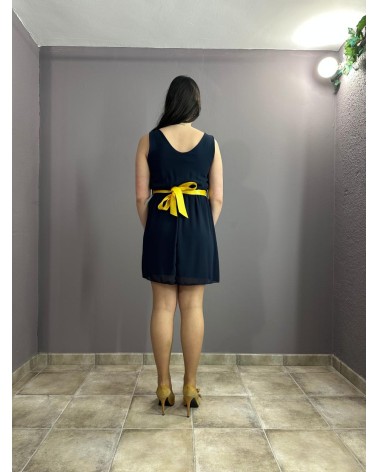 Vestido corto azul marino cruzado con escote en pico