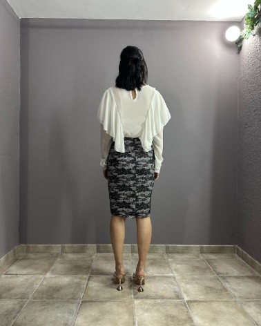 Falda de tubo blanca con estampado floral en negro