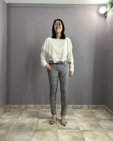 Pantalón pitillo gris con cinturón