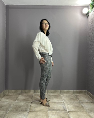 Pantalón pitillo gris con cinturón