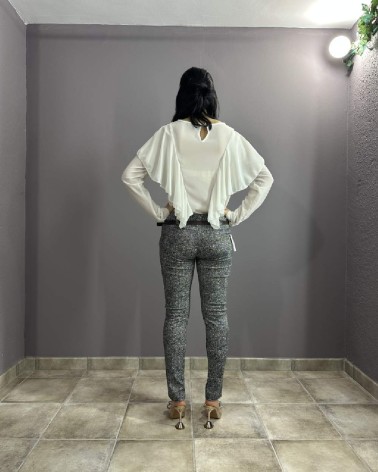Pantalón pitillo gris con cinturón