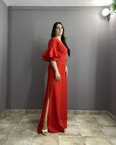 Vestido largo rojo con escote en V y mangas abullonadas