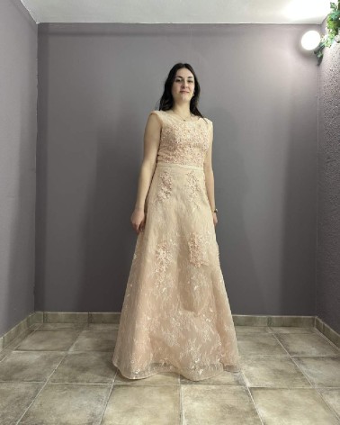 Vestido largo rosa claro con encaje floral y pedrería