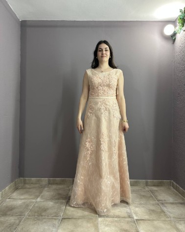 Vestido largo rosa claro con encaje floral y pedrería