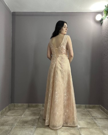Vestido largo rosa claro con encaje floral y pedrería