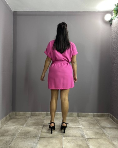 Vestido corto fucsia con bolsito a juego