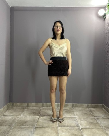Falda corta marrón de pelo y lentejuelas