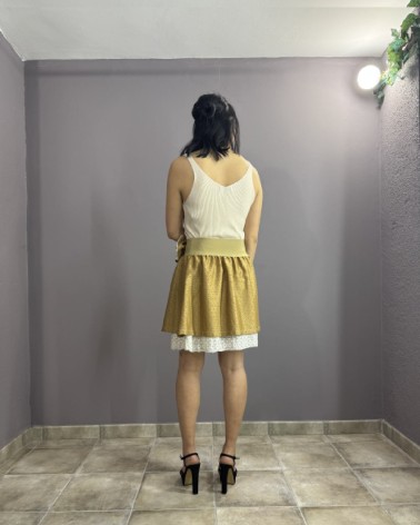 Top beige ajustado de punto con tirantes finos