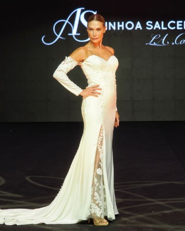 Vestido de novia palabra de honor con manga desmontable y abertura lateral bordada