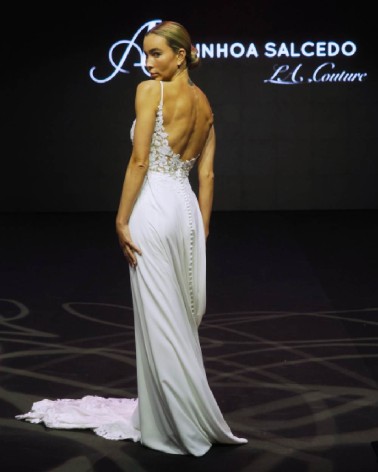 Vestido de novia recto con cuerpo de encaje floral y espalda descubierta