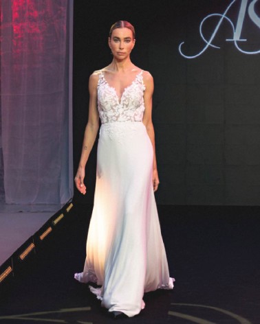 Vestido de novia recto con cuerpo de encaje floral y espalda descubierta