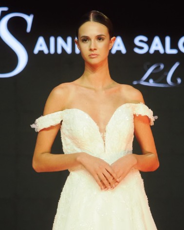 Maxi vestido de novia de encaje con pedrería escote corazón y hombros descubiertos
