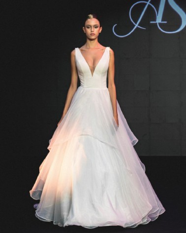Vestido de novia de tul con escote en V profundo y falda vaporosa en capas