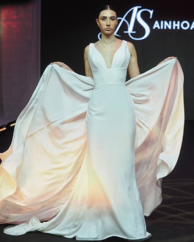 Vestido de novia sirena minimalista con escote en V y sobrefalda vaporosa desmontable