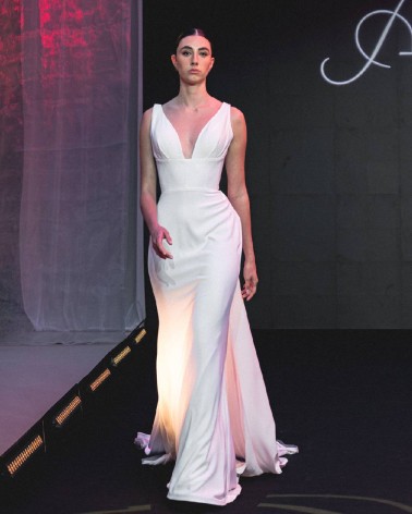 Vestido de novia sirena minimalista con escote en V y sobrefalda vaporosa desmontable