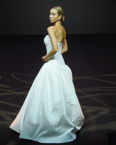 Vestido de novia linea A palabra de honor con botonadura y falda voluminosa