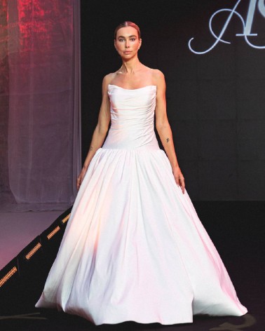 Vestido de novia linea A palabra de honor con botonadura y falda voluminosa