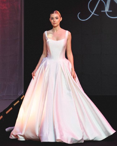 Vestido de novia princesa estilo corsé y falda de tablas con botonadura