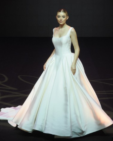 Vestido de novia princesa estilo corsé y falda de tablas con botonadura