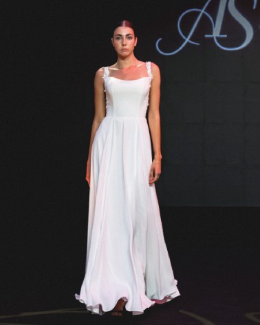 Vestido de novia minimalista de tirantes con aberturas laterales y falda bordada