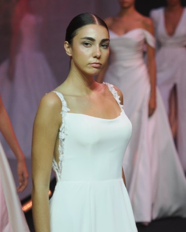 Vestido de novia minimalista de tirantes con aberturas laterales y falda bordada