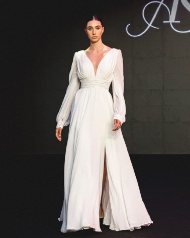 Vestido de novia fluido con mangas largas abullonadas puños con botonadura y escote en V