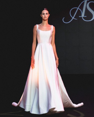 Vestido de novia minimalista de tirantes con falda amplia y ligera cola abotonada
