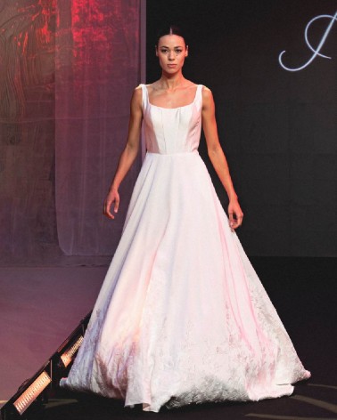 Vestido de novia con escote cuadrado y falda línea A con encaje en la falda