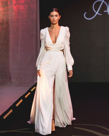 Vestido de novia recto con manga larga y puños con botonadura raja frontal y espalda abierta