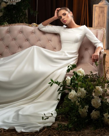Vestido de novia minimalista de manga francesa con cola fluida