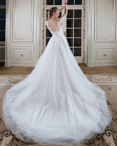 Vestido de novia en tul con cuerpo bordado y espalda ilusión
