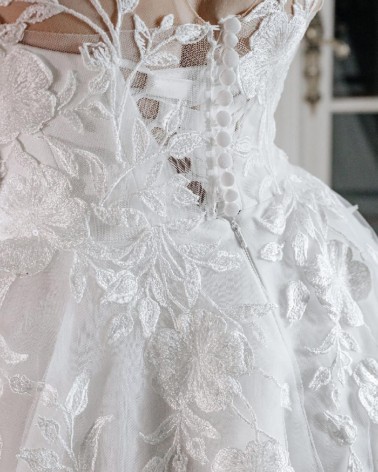 Vestido de novia en tul con cuerpo bordado y espalda ilusión