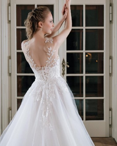 Vestido de novia en tul con cuerpo bordado y espalda ilusión