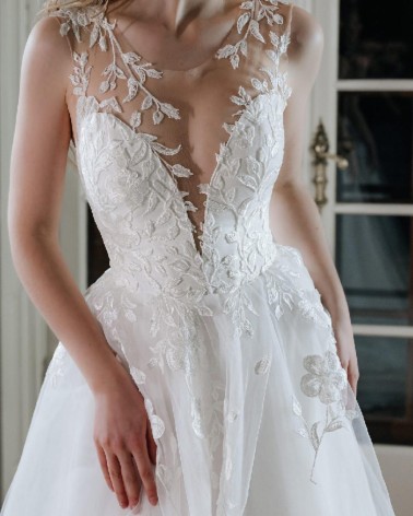 Vestido de novia en tul con cuerpo bordado y espalda ilusión