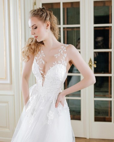 Vestido de novia en tul con cuerpo bordado y espalda ilusión
