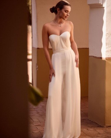Mono de novia palabra de honor con pantalón fluido y espalda descubierta