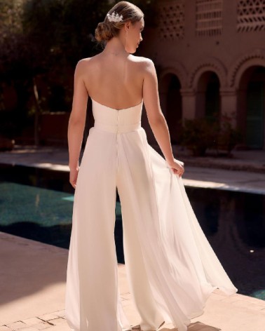 Mono de novia palabra de honor con pantalón fluido y espalda descubierta
