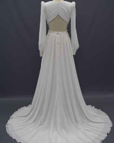 Vestido de novia recto con manga larga y puños con botonadura raja frontal y espalda abierta