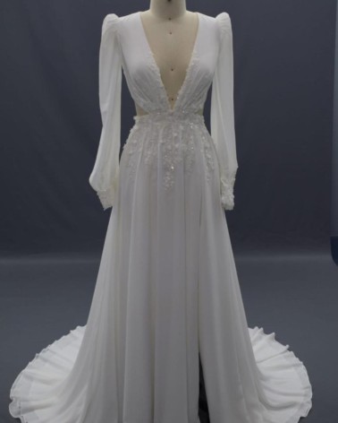 Vestido de novia recto con manga larga y puños con botonadura raja frontal y espalda abierta