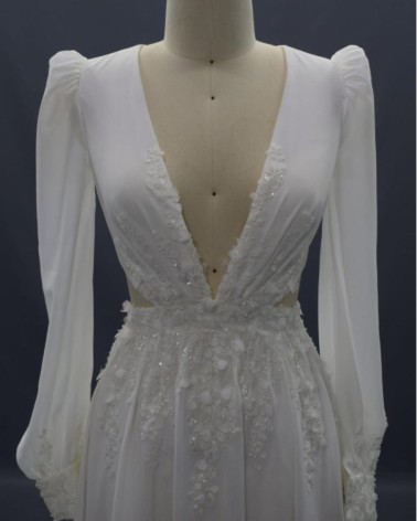 Vestido de novia recto con manga larga y puños con botonadura raja frontal y espalda abierta