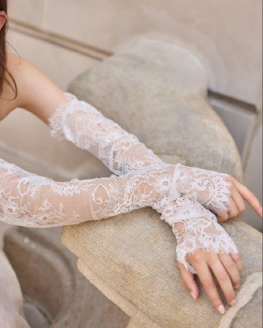 Mangas de novia en encaje floral con efecto segunda piel